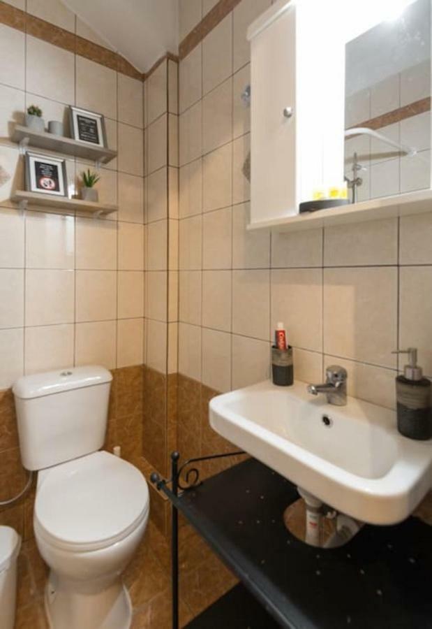 Apartment Studio! Fiber Wifi, Ac, Private, Self Check-in! Thessaloniki
